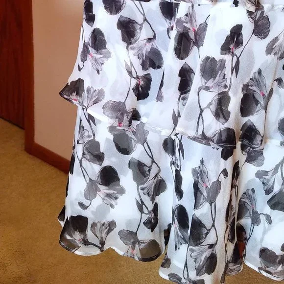 White House Black Market 3-Tiered Flower Dress 2 - Picture 6 of 13